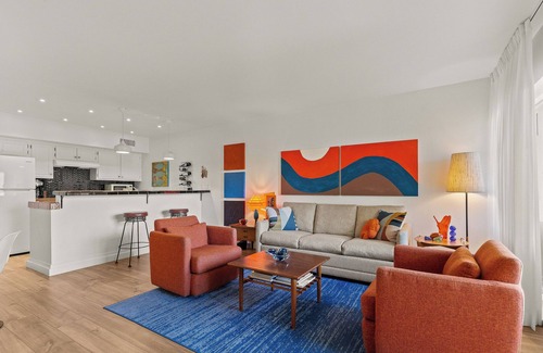 Twin Palms Condominio | Smoketree Original: Contemporary Condo Next to Smoke Tree Shopping Center