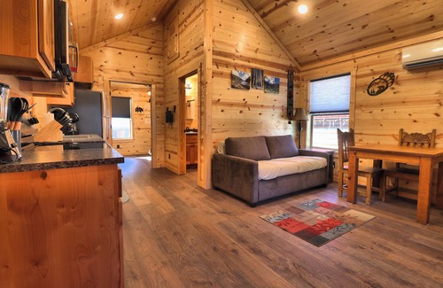 Red River Cabina | Smokey Bear Cabin on Main Street