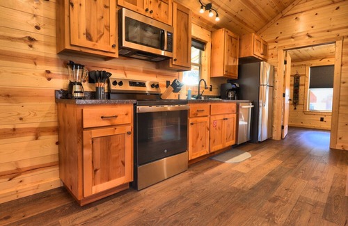 Red River Cabina | Smokey Bear Cabin on Main Street