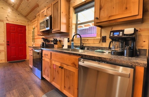 Red River Cabina | Smokey Bear Cabin on Main Street