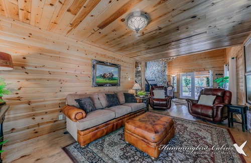 Ruidoso Cabina | Smokey's Retreat: 'Hibernate in comfort' luxury mountain cabin! Pet Friendly!