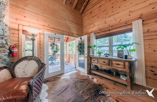Ruidoso Cabina | Smokey's Retreat: 'Hibernate in comfort' luxury mountain cabin! Pet Friendly!