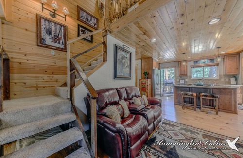 Ruidoso Cabina | Smokey's Retreat: 'Hibernate in comfort' luxury mountain cabin! Pet Friendly!