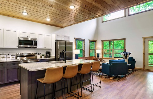 Sevierville Cabina | Smokies Private Pool Cabin, Sleeps 14,Theatre & Game Room, Minutes from Parkway!