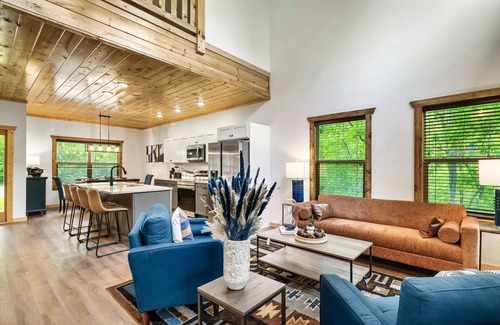Sevierville Cabina | Smokies Private Pool Cabin, Sleeps 14,Theatre & Game Room, Minutes from Parkway!