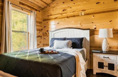 Gatlinburg - Pigeon Forge Chalet De Esquí | Smokies Sanctuary - Hot Tub on deck!Grill, Foosball, Firepit, Egg Chair