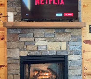 Gatlinburg - Pigeon Forge Chalet De Esquí | Smokies Sanctuary - Hot Tub on deck!Grill, Foosball, Firepit, Egg Chair