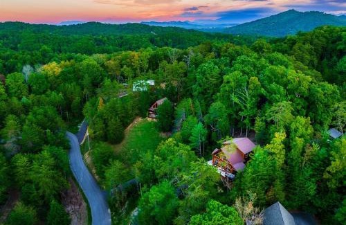 Gatlinburg - Pigeon Forge Chalet De Esquí | Smokies Sanctuary - Hot Tub on deck!Grill, Foosball, Firepit, Egg Chair
