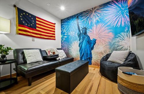 Gatlinburg Casa | SmokiesBoutiqueCabins would love to host you! 4 miles to Gatlinburg Strip! Resort Pool open May 1 through Oct 1! Views, Shuffleboard, Hot Tub, Arcade!