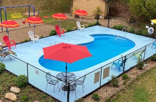 Gatlinburg Casa | SmokiesBoutiqueCabins would love to host you! 4 miles to Gatlinburg Strip! Resort Pool open May 1 through Oct 1! Views, Shuffleboard, Hot Tub, Arcade!