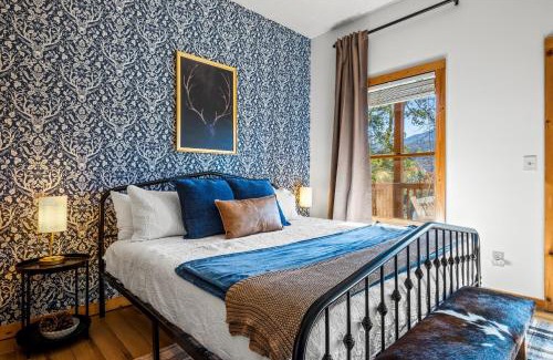 Gatlinburg Casa | SmokiesBoutiqueCabins would love to host you! 4 miles to Gatlinburg Strip! Resort Pool open May 1 through Oct 1! Views, Shuffleboard, Hot Tub, Arcade!