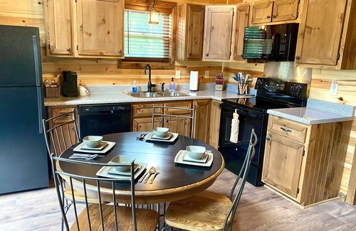 Townsend Cabina | Smoky Hideaway 2Bed 2Bath Cabin Near Bike Trail