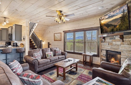 Sevierville Cabina | Smoky Mountain Chalet 3 Bedroom Home by RedAwning