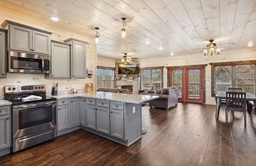 Sevierville Cabina | Smoky Mountain Chalet 3 Bedroom Home by RedAwning