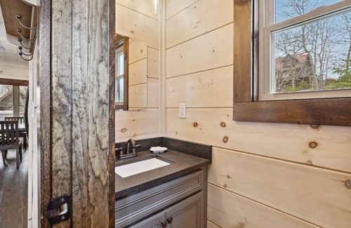 Sevierville Cabina | Smoky Mountain Chalet 3 Bedroom Home by RedAwning