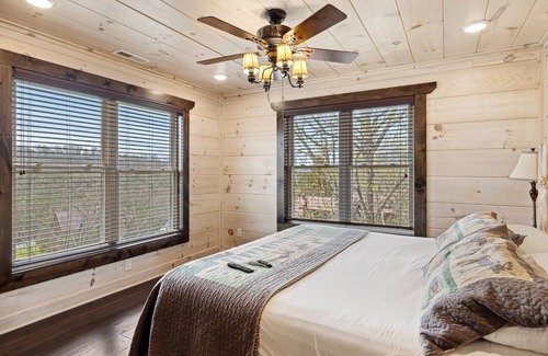 Sevierville Cabina | Smoky Mountain Chalet 3 Bedroom Home by RedAwning