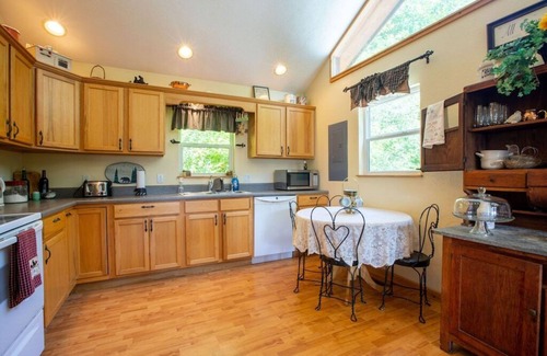 Sylva Cabina | Smoky Mountain Holiday Home with Hot Tub!