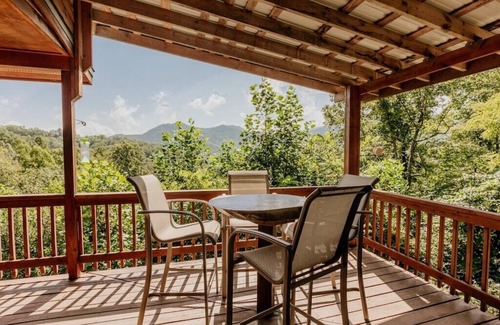 Sylva Cabina | Smoky Mountain Holiday Home with Hot Tub!