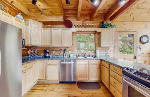 Sylva Cabina | Casa de Smoky Mountain con terraza de varios niveles, jacuzzi, sauna, ¡vistas a la montaña!