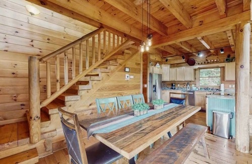 Sylva Cabina | Casa de Smoky Mountain con terraza de varios niveles, jacuzzi, sauna, ¡vistas a la montaña!