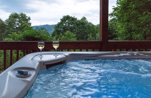 Sylva Cabina | Casa de Smoky Mountain con terraza de varios niveles, jacuzzi, sauna, ¡vistas a la montaña!