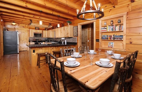 Sevierville Cabina | Smoky Mountain Lake Retreat - Dip in Douglas Lake, Roast Marshmallows & Play Games