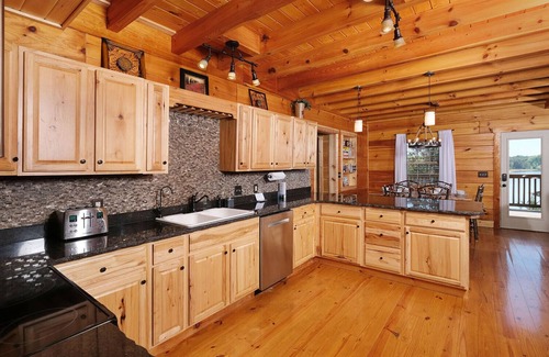 Sevierville Cabina | Smoky Mountain Lake Retreat - Dip in Douglas Lake, Roast Marshmallows & Play Games