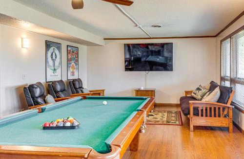 Gatlinburg - Pigeon Forge Casa | Smoky Mountain Views Spacious Home with EV Charger