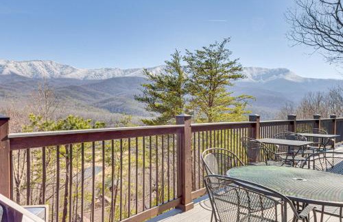 Gatlinburg - Pigeon Forge Casa | Smoky Mountain Views Spacious Home with EV Charger