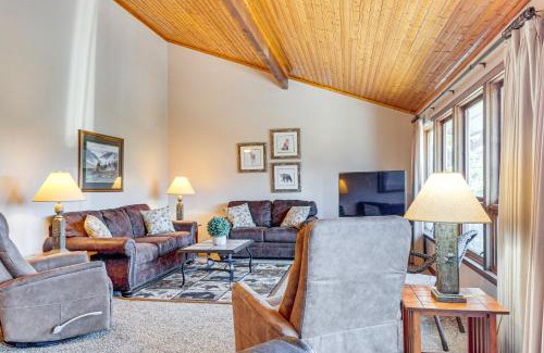 Gatlinburg - Pigeon Forge Casa | Smoky Mountain Views Spacious Home with EV Charger