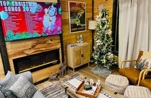 Gatlinburg - Pigeon Forge Casa | Smoky Mountains Cabin with Hot Tub, Fire Pit & Near Dollywood