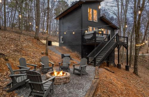 Gatlinburg - Pigeon Forge Casa | Smoky Mountains Cabin with Hot Tub, Fire Pit & Near Dollywood