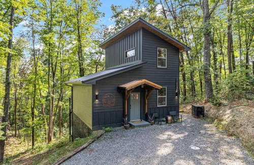 Gatlinburg - Pigeon Forge Casa | Smoky Mountains Cabin with Hot Tub, Fire Pit & Near Dollywood