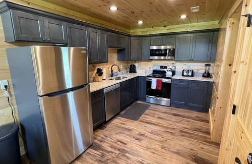Cosby Cabina | Smoky Mountains Cabin w/ Hot Tub & Cozy Fireplace