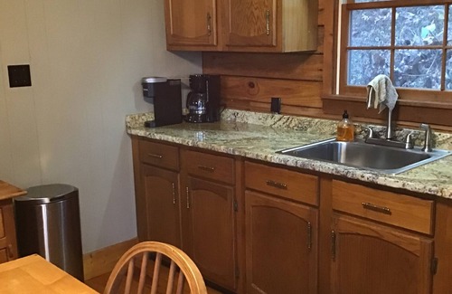 Bryson City Cabina | Smoky Mt. Views - Hot Tub - Easy Access Cabin - Private - Dog Friendly - Fenced