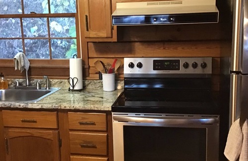 Bryson City Cabina | Smoky Mt. Views - Hot Tub - Easy Access Cabin - Private - Dog Friendly - Fenced