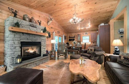 Cullowhee Casa | Smoky Mtn Cabin in Cashiers and Highlands Area
