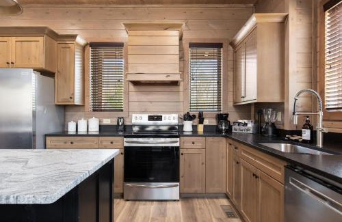 Gatlinburg - Pigeon Forge Casa | Smoky Poolside Chalet