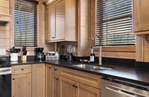Gatlinburg - Pigeon Forge Casa | Smoky Poolside Chalet