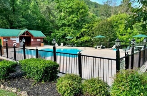 Gatlinburg - Pigeon Forge Cabina | Smoky Poolside Chalet