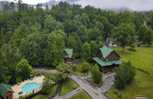 Gatlinburg - Pigeon Forge Cabina | Smoky Poolside Chalet