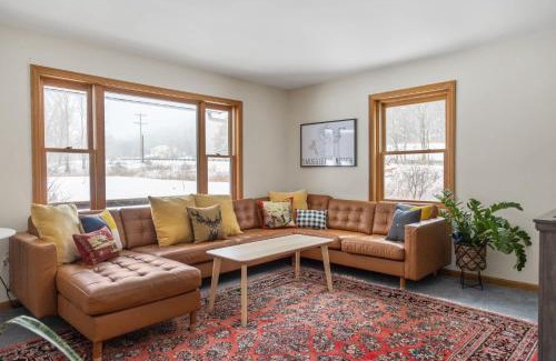 Jeffersonville Casa | Smuggler's Notch Mountain House with hot tub & river