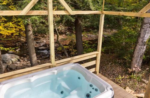 Jeffersonville Casa | Smuggler's Notch Mountain House with hot tub & river