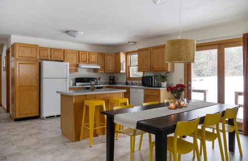 Jeffersonville Casa | Smuggler's Notch Mountain House with hot tub & river