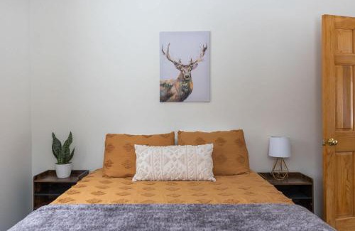 Jeffersonville Casa | Smuggler's Notch Mountain House with hot tub & river