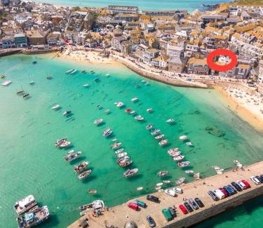 St Ives Apartamento | SMUGGLERS HIDE or SMUGGLERS CABIN - EITHER a 2 Bedroom FISHERMANS COTTAGE with Childs Bunk and HARBOUR VIEWS - OR a private entrance 1 BED STUDIO - 10 Metres To Sea Front - Book Both for a 3 Bedroom House - 2023 GLOBAL REFURBISHMENT AWARD WINNER