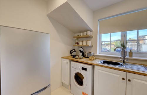 Lower Shelton Otro | Snagge Court | A Calm Detached 2BR House I Parking & Garden | Pet Friendly | eco-Short Term Let by SILVA