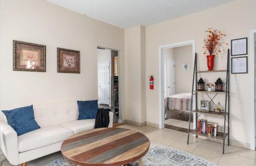Corcoran Apartamento | Snapdragon Apt - Charming Two Bedroom in Corcoran Neighborhood
