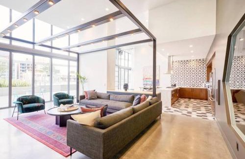 Los Angeles Apartamento | Snazzy 3Bed HighRise with Pool, Spa & Rooftop deck