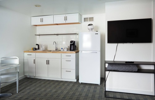 Downtown Anchorage Hotel | Snob Hollow Inn